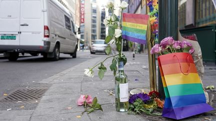 Des objets en mémoire des victimes de la fusillade d'Oslo (Norvège), devant le pub où à eu lieu la tuerie, le 25 juin 2022. (TERJE PEDERSEN / NTB / AFP)