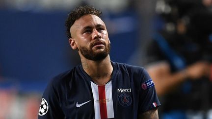 Neymar, les larmes aux yeux après la défaite du Paris Saint-Germain contre le Bayern Munich en Ligue des champions. (POOL NEW / REUTERS)