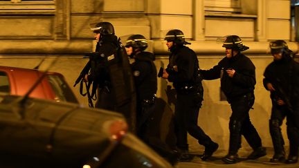 Des policiers aux abords de l'avenue des Champs-Elysées, à Paris, le 20 avril 2017. (FRANCK FIFE / AFP)