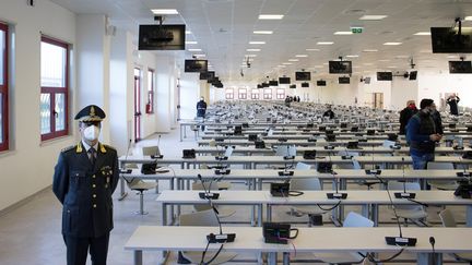 La salle d'audience du maxi procès de la 'Ndrangheta à Lamezia Terme, en Calabre (Italie), mercredi 13 janvier 2021. (GIANLUCA CHININEA / AFP)