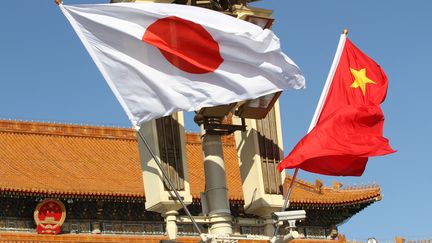 Les drapeaux du Japon et de la Chine flottant&nbsp;place Tian'anmen, le 26 octobre 2018. (SUN JUN / IMAGINECHINA)