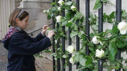 &nbsp; (Enfant déposant une rose à Saint Sulpice, en hommage aux victimes du Tsunami, 5 janvier 2005 ©  MaxPPP)