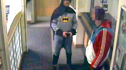 Stan Worby, d&eacute;guis&eacute; en Batman, patiente dans l'entr&eacute;e d'un commissariat de police &agrave; Bradford (Royaume-Uni) avec un cambrioleur qu'il dit avoir arr&ecirc;t&eacute;, le 25 f&eacute;vrier 2013. (REUTERS)