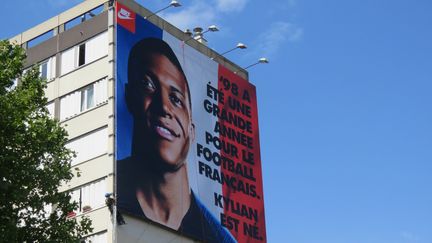 A Bondy, une affiche représentant Kylian Mbappé. (ROMAIN CHIRON / MAXPPP)