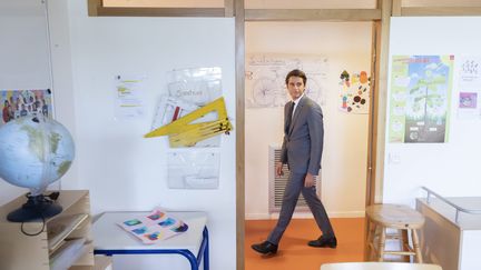 Gabriel Attal, lorsqu'il était ministre de l'Education nationale, le 21 juillet 2023, dans une école primaire des Yvelines. (VINCENT ISORE / MAXPPP)