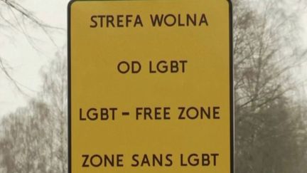 Pologne : un activiste LGBT affiche l’homophobie des communes sur des pancartes (FRANCEINFO)