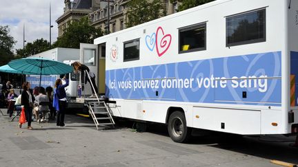 Un camion du&nbsp;don du sang à Paris, le 20 novembre 2017.&nbsp; (SERGE ATTAL / ONLY FRANCE / AFP)