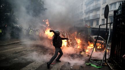 Un manifestant pendant la mobilisation des "gilets jaunes" le 1er décembre 2018 à Paris. (ABDULMONAM EASSA / AFP)