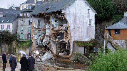 Une maison &agrave; la fa&ccedil;ace arrach&eacute;e par la temp&ecirc;te Dirk &agrave; Quimperl&eacute; (Finist&egrave;re), le 25 d&eacute;cembre 2013.&nbsp; (FRED TANNEAU / AFP)