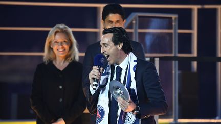 Unai Emerey, entraîneur du PSG, lors de son discours d'adieu au club, au Parc des Princes, le 12 mai 2018. (FRANCK FIFE / AFP)