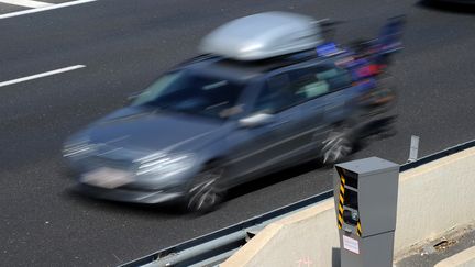 Une voiture passe devant un radar sur l'A9, au niveau de Saint-Aun&egrave;s (H&eacute;rault), le 3 avril 2013. (PASCAL GUYOT / AFP)