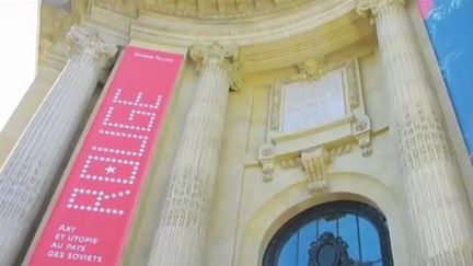 Le Grand palais à Paris accueille une exposition étonnante : "Rouge", ou l'art au service de la propagande officielle. Comme beaucoup d'autres pays, l'URSS a utilisé ses artistes pour faire passer son message politique.&nbsp; (CAPTURE D'ÉCRAN FRANCE 3)