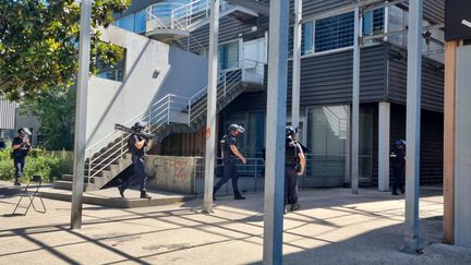 Les policiers ont évacué l'immeuble "Le Carrare", à Échirolles (Isère), le 24 septembre, sur décision de la mairie. (VANESSA LAIME / MAXPPP)