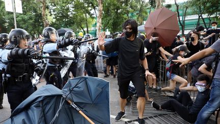 Un manifestant anti-gouvernement fait face à la police, le 13 juillet 2019 à Hong Kong. (EYEPRESS NEWS)