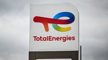 Le logo de TotalEnergies affiché sur une station-service française, en 2022. (SAMEER AL-DOUMY / AFP)