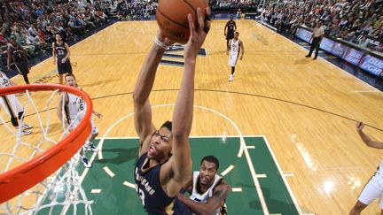 Anthony Davis s'envole face au Jazz (MELISSA MAJCHRZAK / NBAE / GETTY IMAGES)