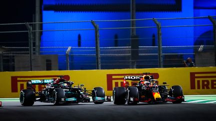 Max Verstappen (Red Bull) et Lewis Hamilton (Mercedes) lors du Grand Prix d'Arabie Saoudite, le 5 décembre 2021. (ANTONIN VINCENT / AFP)