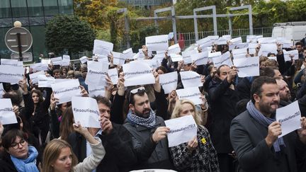 Des salariés de la chaîne d'information i-Télé, en grève, à Boulogne-Billancourt (Hauts-de-Seine), le 19 octobre 2016.  (MAXPPP)