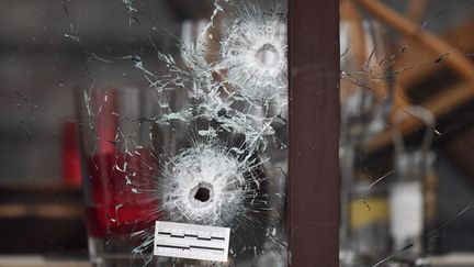 Des impacts de balles sur la façade du café La Bonne Bière, rue de la Fontaine au Roi à Paris, visé lors&nbsp;d'une attaque terroriste perpétrée le 13 novembre 2015. (UWE ANSPACH / DPA / AFP)