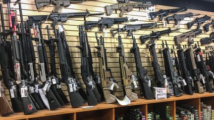 Des armes semi-automatiques en vente dans une armurerie de Las Vegas (Etats-Unis), le 4 octobre 2017. (ROBYN BECK / AFP)