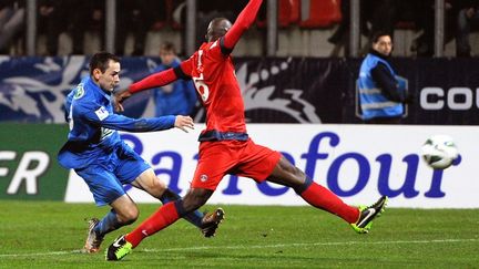 Le PSG, qui jouait en rouge sur la pelouse d'Arras, s'est qualifi&eacute; dans la douleur pour les 16e de finale de la Coupe de France, le 6 janvier 2013. (PHILIPPE HUGUEN / AFP)