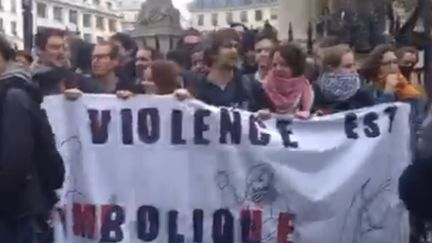 Capture d'écran d'une vidéo postée sur Periscope et montrant une action de sympathisants de Nuit debout, le 22 avril 2016, à Paris.&nbsp; (REMY BUISINE / PERISCOPE)