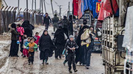 Des femmes et leurs enfants dans le camp de Al-Hol dans le nord de la Syrie, le 19 janvier 2021. (DELIL SOULEIMAN / AFP)