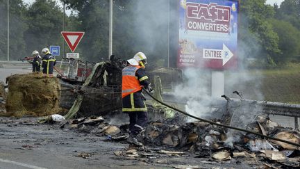 Des pompiers nettoient les d&eacute;g&acirc;ts caus&eacute;s par les agriculteurs en col&egrave;re, mercredi 22 juillet 2015, &agrave; Quimper (Finist&egrave;re). (  MAXPPP)