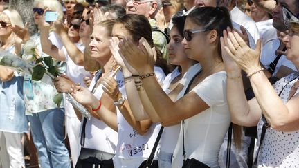 Des participants au rassemblement d'hommage aux victimes du 14 juillet applaudissent, le 7 août 2016, à Nice. (MAXPPP)