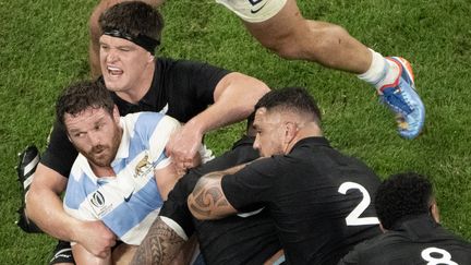 Le capitaine argentin Julian Montoya avalé par la marée noire. Les Pumas ont reçu une leçon de rugby (6-44) par les Blacks en demi-finale de la Coupe du monde, le 20 octobre 2023. (ANTONIN THUILLIER / AFP)