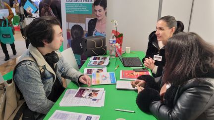 Bruno, titulaire d'un master d'école d'ingénieur, intéresse beaucoup Isabelle Coelho, de l'académie de Versailles, en manque de professeurs de physique-chimie. (THOMAS GIRAUDEAU / RADIO FRANCe)