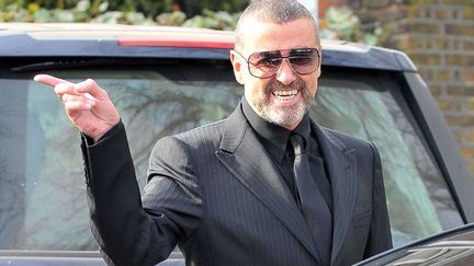 George Michael va mieux et n'a pas perdu son sens de l'humour. Le chanteur prend ainsi la peine d'indiquer aux paparazzi que la nouvelle demeure de Kate Moss se trouve juste &agrave; c&ocirc;t&eacute; de la sienne. Au cas o&ugrave;... (WENN / SIPA)