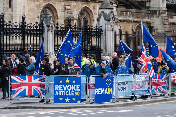 Des personnes manifestent contre le Brexit devant le Parlement britannique, le 30 octobre 2019 à Londres (Royaume-Uni).&nbsp; (WIKTOR SZYMANOWICZ / NURPHOTO / AFP)