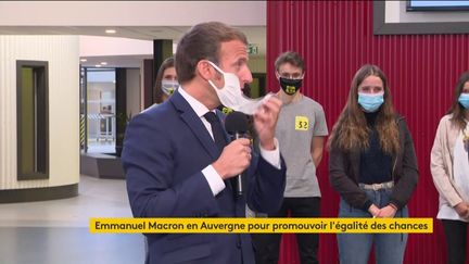 Emmanuel Macron : "Donnez-moi un masque plus léger"