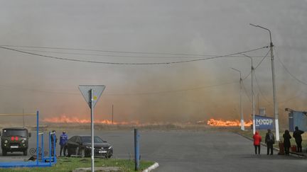 Un incendie à Nazivaevsk dans la région d'Oms (Russie), le 6 mai 2022. (ALEXEY MALGAVKO / SPUTNIK / AFP)