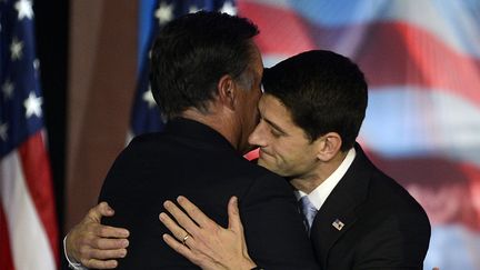 Accolade de fin de course pour le duo Mitt Romney/Paul Ryan, d&eacute;fait, le 7 novembre 2012 &agrave; Boston (Massachusetts) (TIMOTHY A. CLARY / AFP)