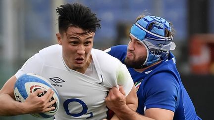 Après un gros travail offensif, Marcus Smith à l'intérieur est servi par Malins et inscrit son 3ème essai international. La pépite du rugby anglais transforme lui même essai et donne l'avantage de 7-0 aux anglais !