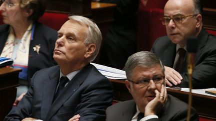 Le Premier ministre, Jean-Marc Ayrault, le ministre d&eacute;l&eacute;gu&eacute; en charge des relations avec le Parlement, Alain Vidalies, et le ministre du Budget, Bernard Cazeneuve (banc sup&eacute;rieur), le 16 octobre 2013 &agrave; l'Assembl&eacute;e nationale (Paris). (PATRICK KOVARIK / AFP)