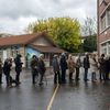 Des électeurs attendent de pouvoir voter lors de la primaire à droite, à Paris, le 20 novembre 2016.&nbsp; (JULIEN MATTIA / AFP)