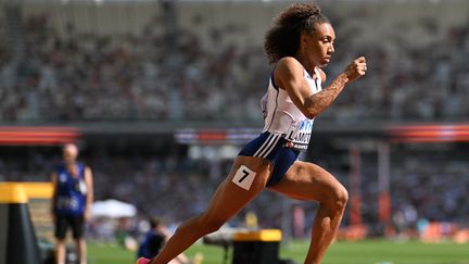 Rénelle Lamote réussit son entrée en lice. La Française a terminé troisième de sa série des Championnats du monde de Budapest, une place directement qualificative pour les demi-finales. La triple vice-championne d'Europe de la discipline a signé un temps en 2'00"22 en finissant derrière l'Ougandaise Halimah Nakaayi et la Jamaïcaine Adelle Tracey.