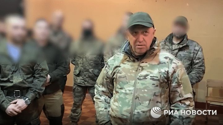 Le leader de la société privée Wagner, Evguéni Prigojine, aux côtés de supposés combattants du groupe de retour d'Ukraine, dans une vidéo diffusée le 5 janvier 2023 par l'agence RIA Novosti. (RIA NOVOSTI)