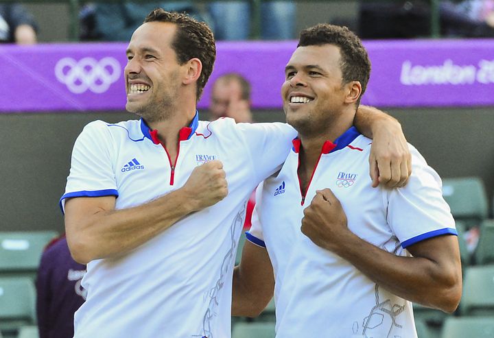 Les tennismen français Michaël LLodra et Jo-Wilfried Tsonga après leur victoire en demi-finale du tournoi de double des Jeux olympiques, le 3 août 2012, à Londres. (LUIS ACOSTA / AFP)