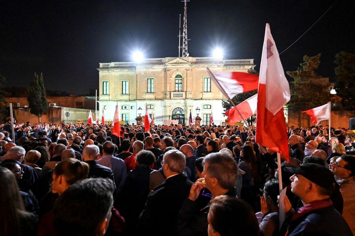 Manifestation devant le quartier général de la police de Malte. (ANDREAS SOLARO / AFP)