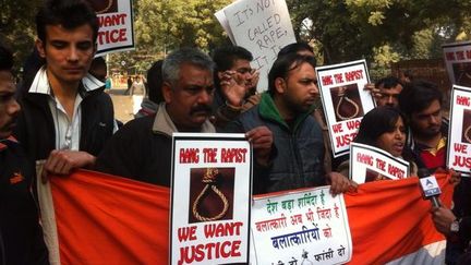 Des Indiens manifestants apr&egrave;s la mort de l'&eacute;tudiante viol&eacute;e par six hommes, le 29 d&eacute;cembre 2012 &agrave; New Delhi (Inde). (PIERRE MONEGIER / FRANCE 2)