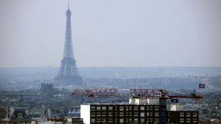 La tour Eiffel et le voile de pollution sur Paris,&nbsp;le 27 mars 2014. (LIONEL BONAVENTURE / AFP)