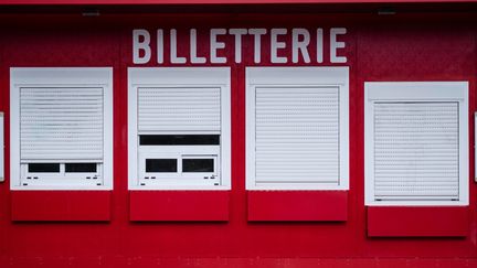 Une billetterie parisienne fermée en raison du Covid-19. Les annulations s'enchaînent et les demandes de remboursement de billets se multiplient. (HUGO PASSARELLO LUNA / HANS LUCAS / HANS LUCAS VIA AFP)