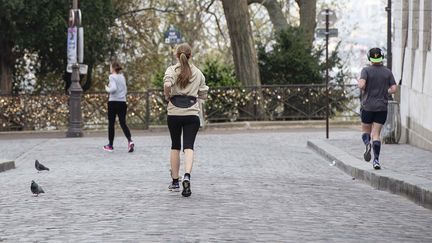 Des joggeurs dans Paris, le 19 mars 2020.&nbsp; (HUGO PASSARELLO LUNA / HANS LUCAS)