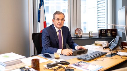 L'eurodéputé RN Thierry Mariani dans son bureau du Parlement européen à Bruxelles (Belgique). (MARTIN BERTRAND / HANS LUCAS VIA AFP)