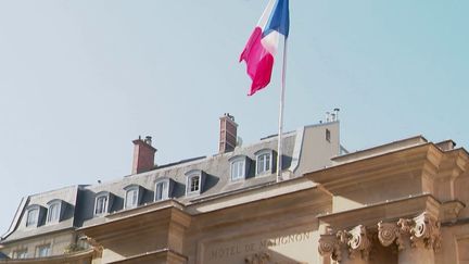 Alors que la nomination d'un nouveau Premier ministre doit avoir lieu vendredi 13 décembre, le futur locataire de Matignon a déjà plusieurs dossiers qui l'attendent. (France 2)