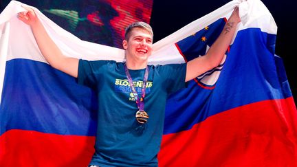 Luka Doncic après la victoire de la Slovénie à l'Eurobasket 2017, le 18 septembre 2017, à Ljubljana. (DAMJAN ZIBERT / NURPHOTO via AFP)